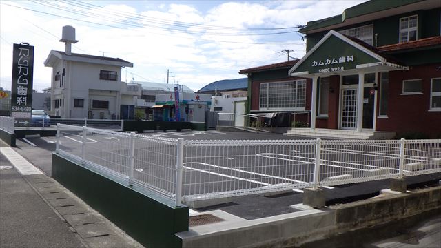 沖縄県沖縄市の医療法人福木会カムカム歯科医院 駐車場案内